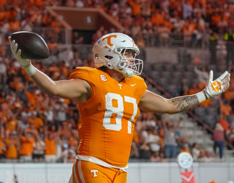 Tennessee football breaks total offense record against Kent State