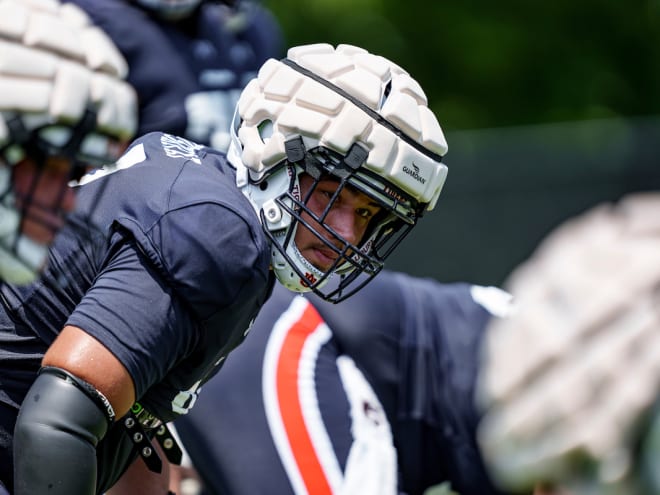 Muskrat lending hand at tight end