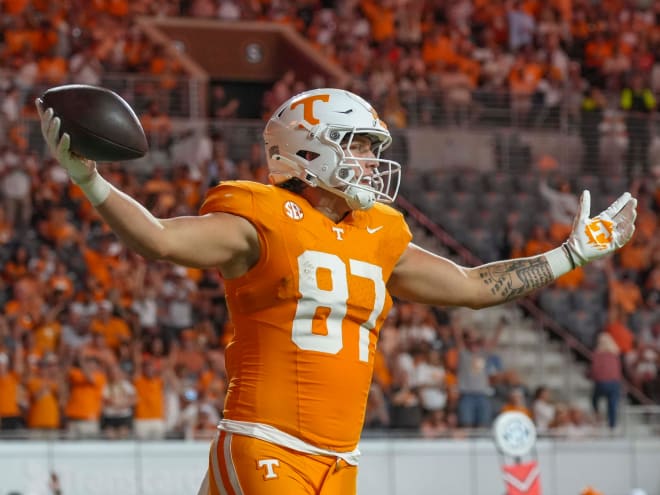 Tennessee football breaks total offense record against Kent State