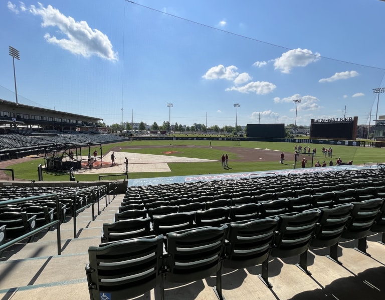 HawgBeat  –  WATCH: Arkansas baseball practice ahead of Fayetteville Regional