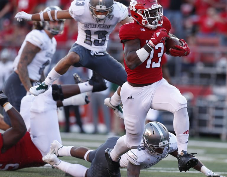 Philadelphia, PA, USA. 18th Oct, 2020. October 18, 2020: Baltimore running  back Gus Edwards rushes for a touchdown during the NFL football matchup  between the Baltimore Ravens and the Philadelphia Eagles at