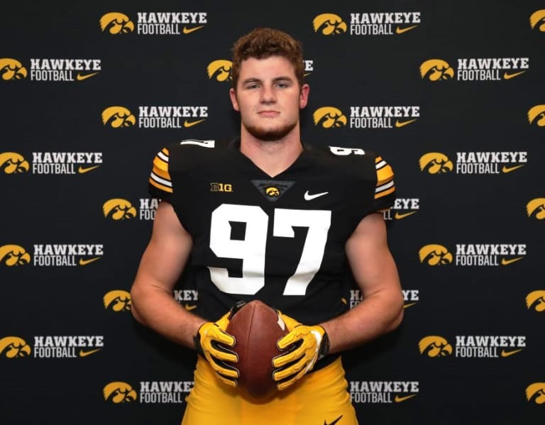 Zach VanValkenburg makes wise choice to return to Iowa - Hawk Fanatic