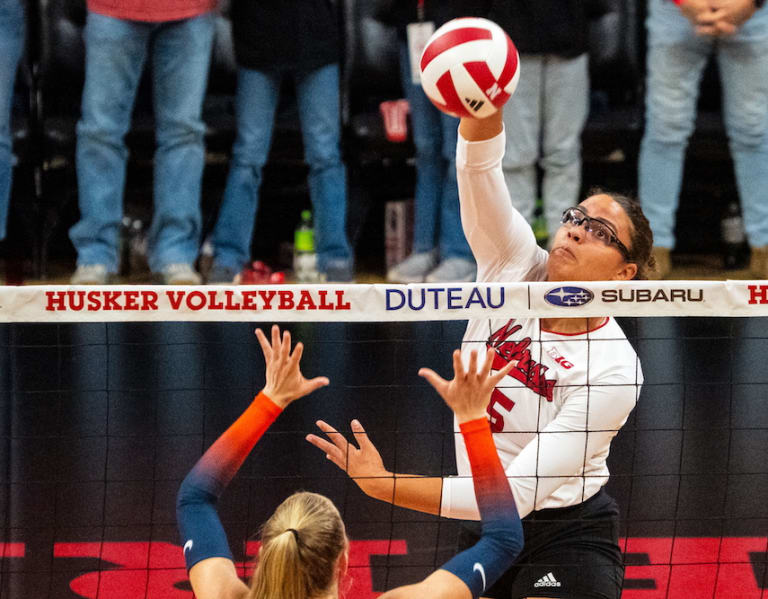 VB Previews: Nebraska hosts Minnesota and Indiana amid 21-game win streak