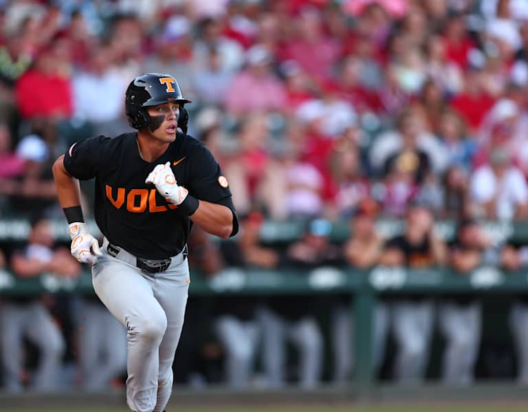 No. 8 Arkansas outlasts No. 17 Tennessee baseball, evens series