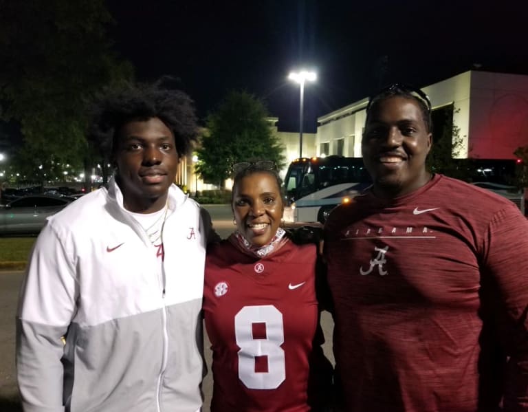 Christian Harris #LB17 of the Alabama Crimson Tide speaks to