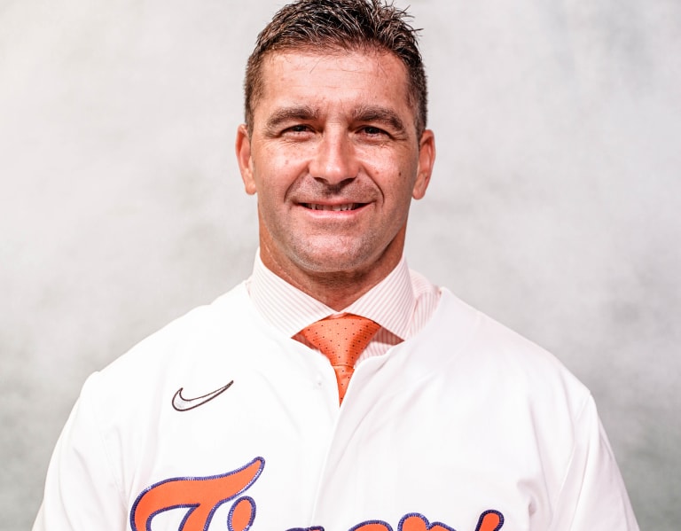 Reports: Clemson hires Michigan's Bakich as head baseball coach