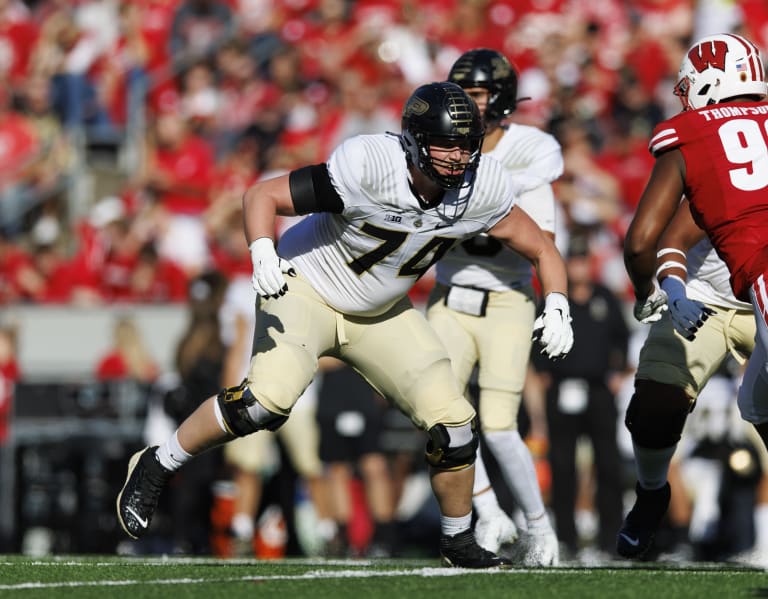 El tackle ofensivo de Purdue, Eric Miller, ingresa al portal de transferencia