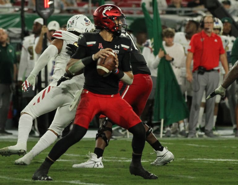 Desmond Ridder: Cincinnati Bearcats QB throws up on field vs. SMU