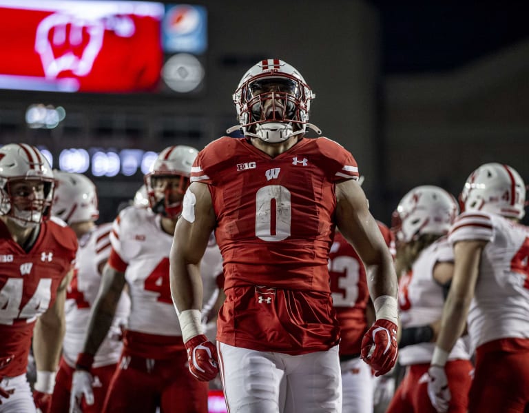 Photo: Wisconsin debuts new all-red uniform - Footballscoop