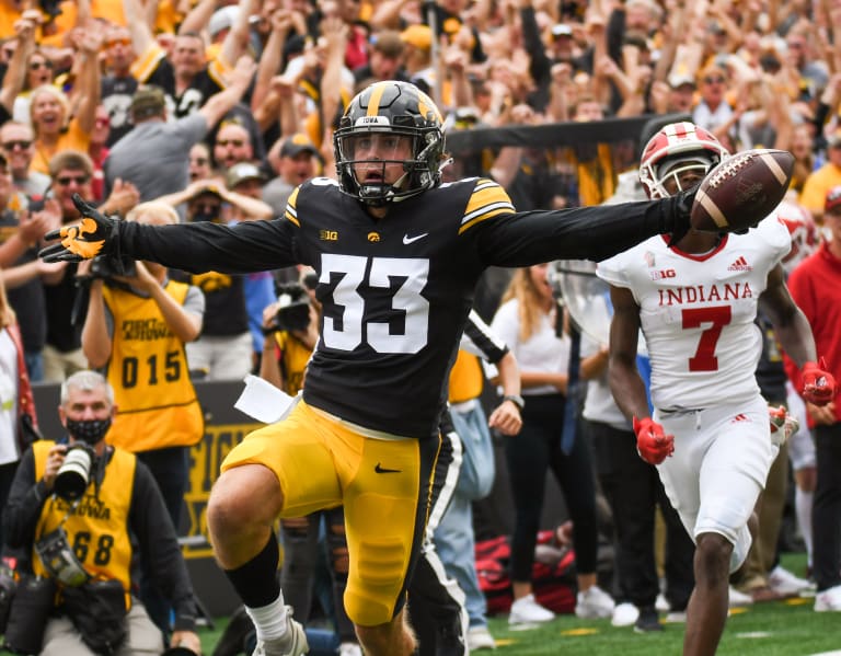 Riley Moss returning to Iowa in 2022 - Hawkeye Beacon: Iowa Hawkeyes ...