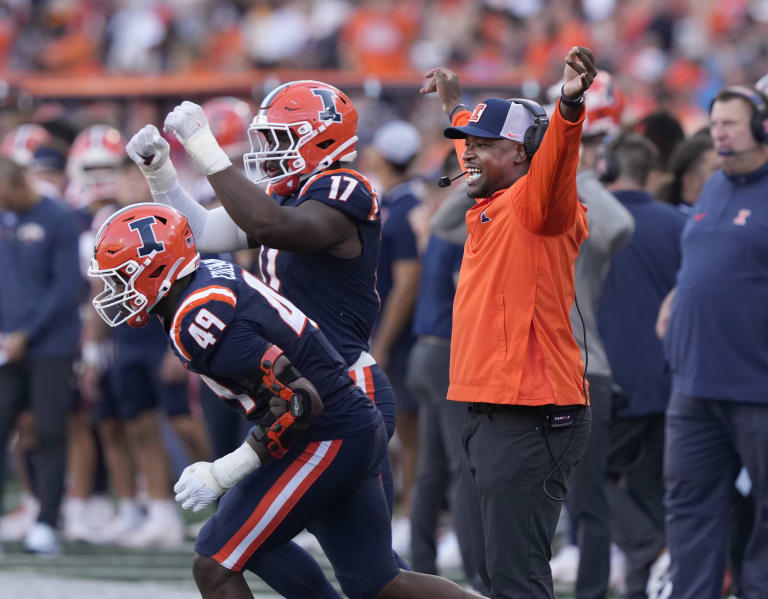 DC Aaron Henry Doing Self-assessment As Illini Open Spring Football ...