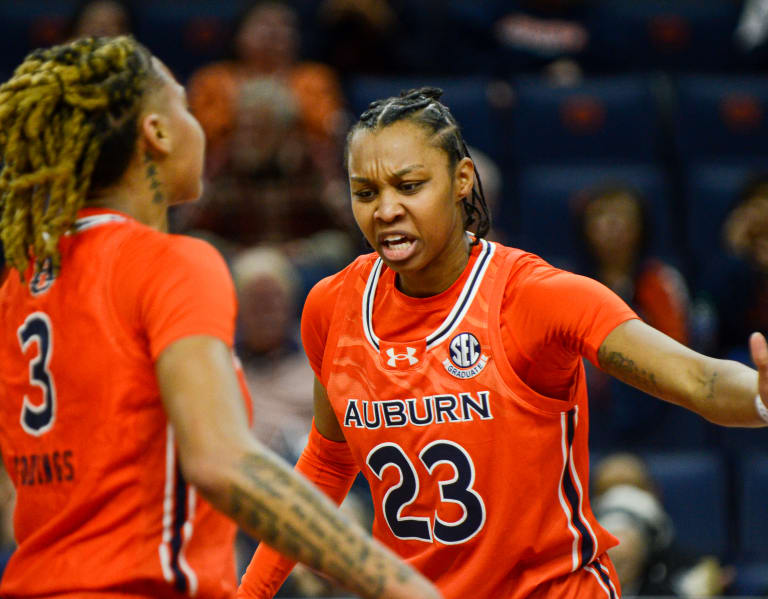 Scott-Grayson drops 32 in senior night win - AuburnSports: Auburn ...