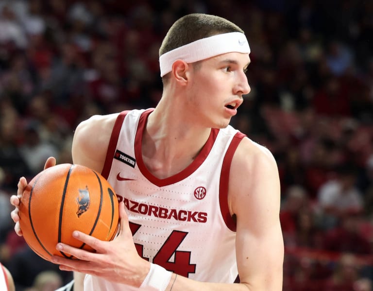 Arkansas basketball moves up in AP Top 25