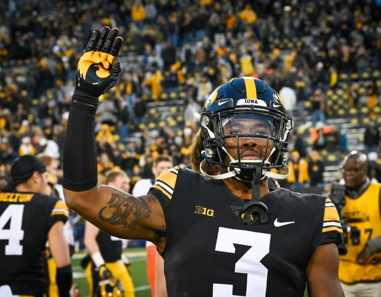 HawkeyeReport - Hawkeyes Celebrate Win