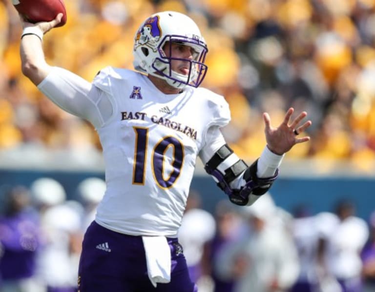 GREENVILLE, NC - SEPTEMBER 30: East Carolina Pirates quarterback Thomas  Sirk (10) runs with the ball during a game between the South Florida Bulls  and the East Carolina Pirates at Dowdy-Ficklen Stadium