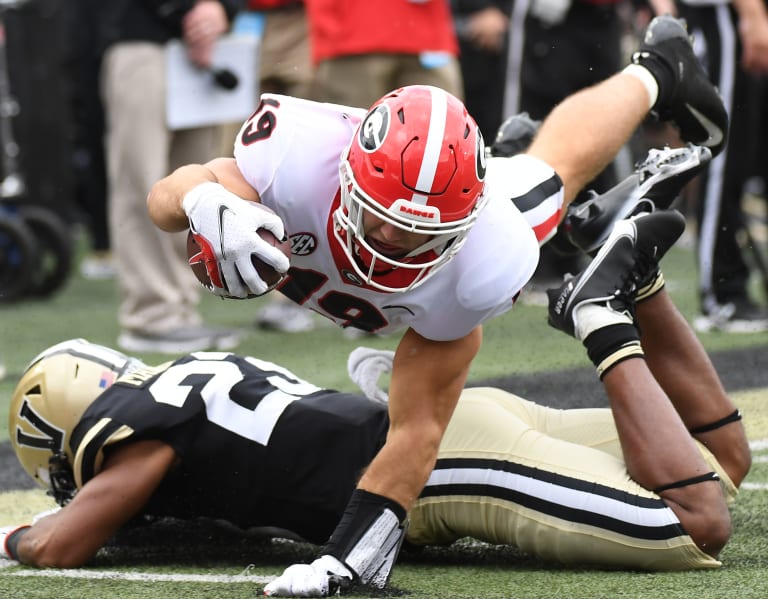 Daniels plays quarter as No. 2 Georgia dominates Vandy 62-0