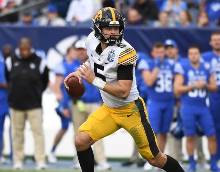 Iowa Quarterback Joe Labas Enters Transfer Portal - Hawkeye Beacon ...