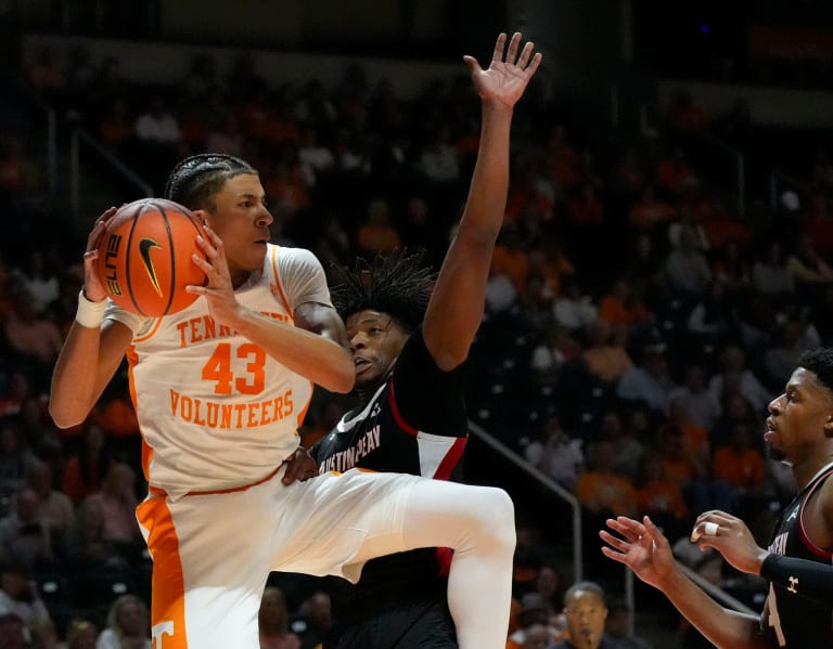 Tennessee basketball's Cam Carr to miss time with thumb injury