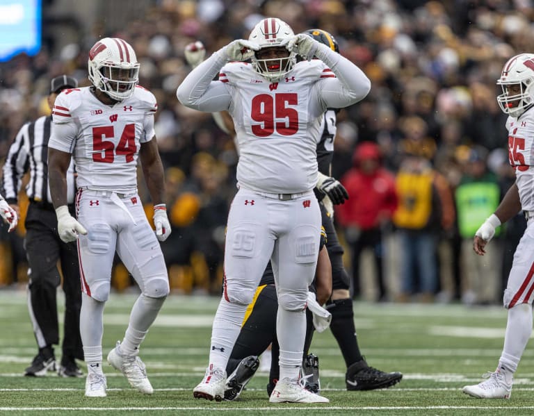 Senior defensive tackle Keeanu Benton will enter 2023 NFL Draft