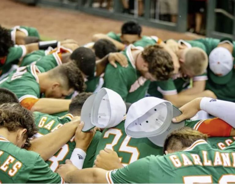 InsideNDSports  –  Baseball Roundup: No. 9 Miami bounces No. 8 Irish, 16-7, to take key series