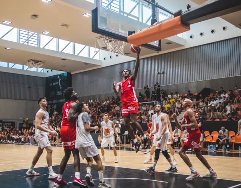 HawgBeat – Arkansas besiegt Valencia Seleccion, 108-59