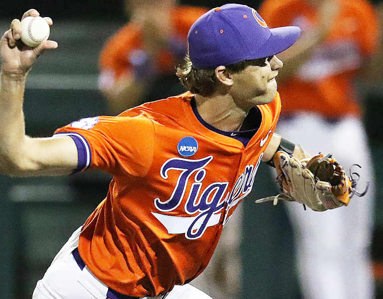 No. 23 West Virginia rallies to beat No. 11 Clemson 9-6