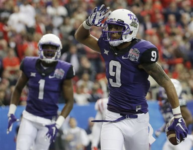 TCU Marshall Newhouse loses his helmet and continues to play