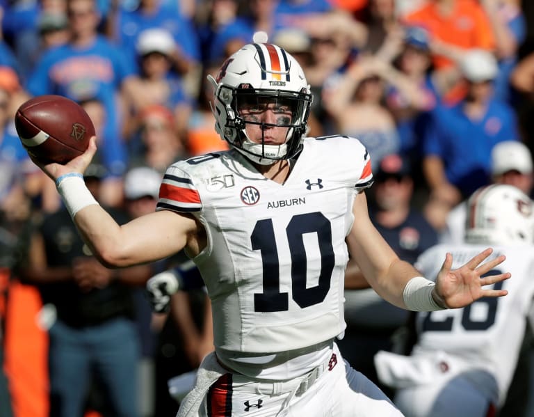 Teammates not letting Bo Nix hang his head after 3-pick game