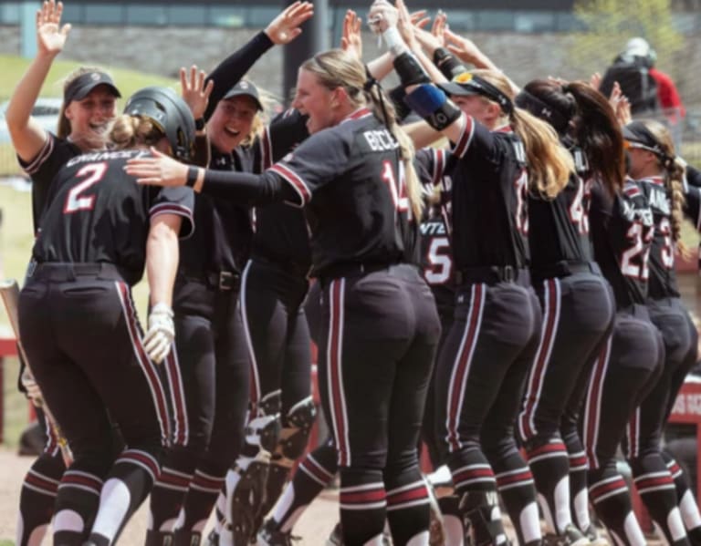 South Carolina softball sweeps Alabama doubleheader to end regular season
