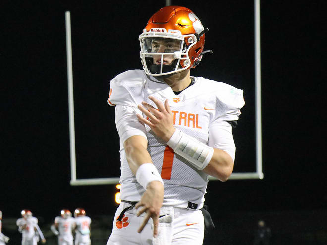 Week 8 Recap: Pribula totals six TDs, 300+ yards on just nine pass attempts