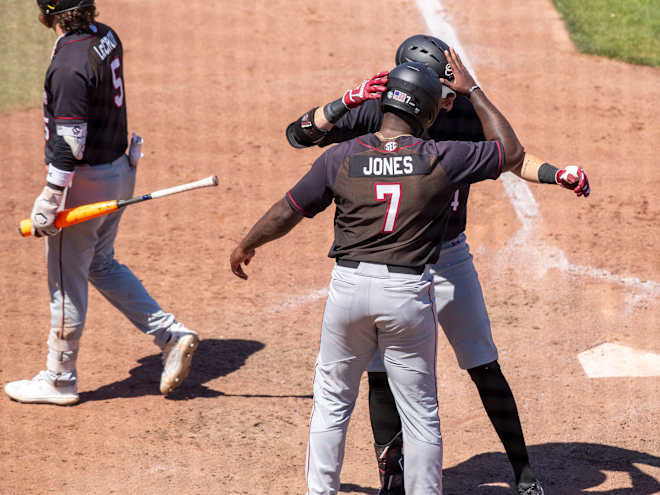 South Carolina pounds out 14 hits, evens Oklahoma series with 11-5 win