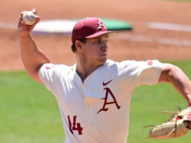 Razorbacks close regular season with 8-4 win over Volunteers