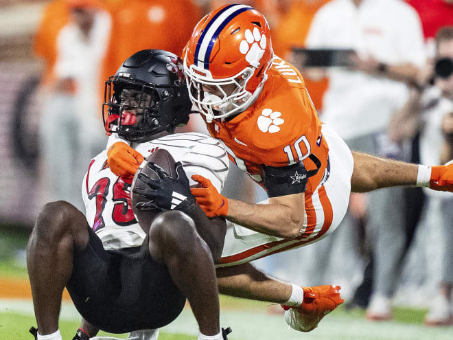 No. 11 Clemson upset in 33-21 loss to Louisville