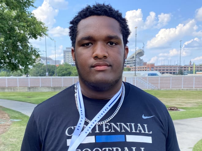 Rivals100 OL Daniel Calhoun talks Bulldogs with officials on deck
