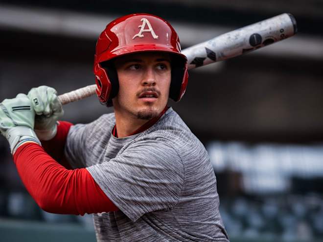 Arkansas freshman catcher, two others enter transfer portal