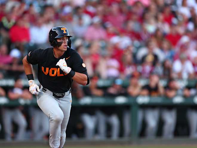No. 8 Arkansas outlasts No. 17 Tennessee baseball, evens series