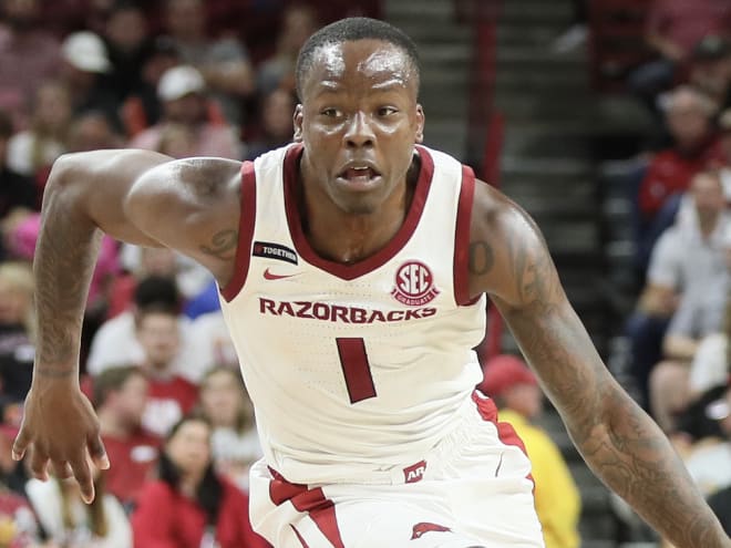 Johnell Davis blossoms in physical Arkansas debut