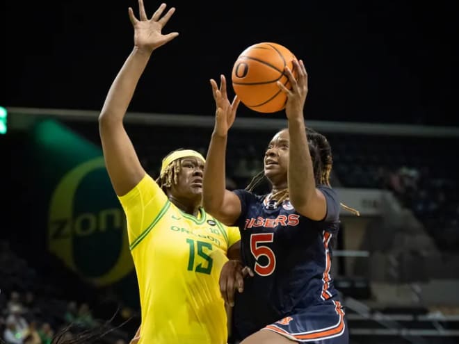 Oregon women stay undefeated with 70-68 win over Auburn