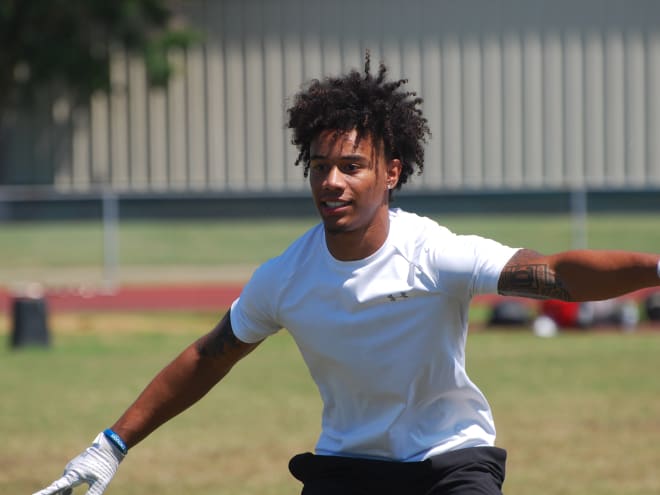 Magnificent Monday - Horns snag two big-time DB commitments