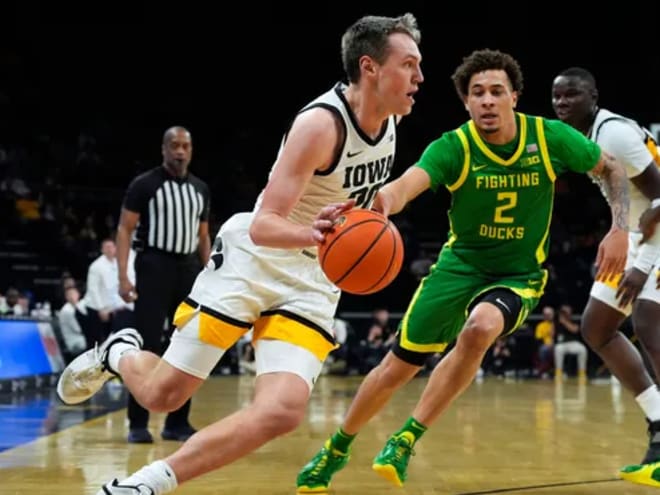 Oregon outlasts Iowa in gritty win