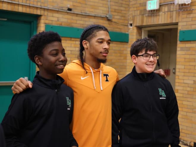 Vols, Lady Vols basketball surprise local youth for Christmas