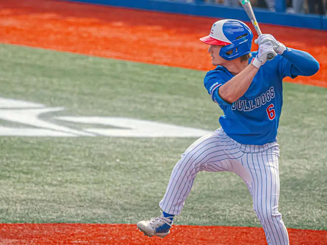 Dogs take series in finale in Jacksonville