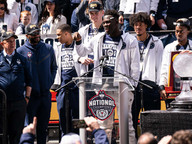 UConn's Adama Sanogo signs two-way deal with Bulls