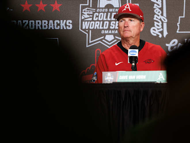 Arkansas freshman infielder enters transfer portal