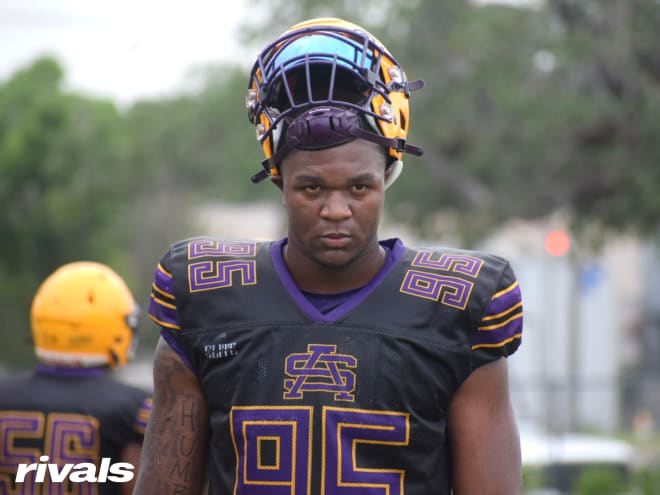 Five-star DL Jahkeem Stewart reclassifies to 2025 class, will take USC OV