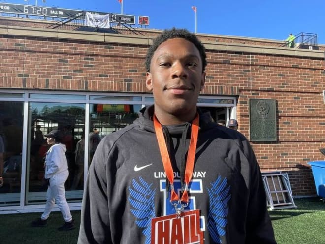 Three-star edge rusher Jacob Alexander checks out Illinois