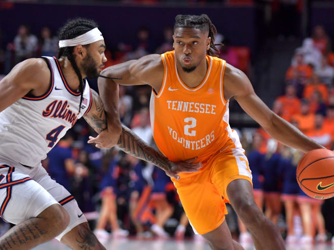 Tennessee basketball holds on to No. 1 spot in AP Top 25