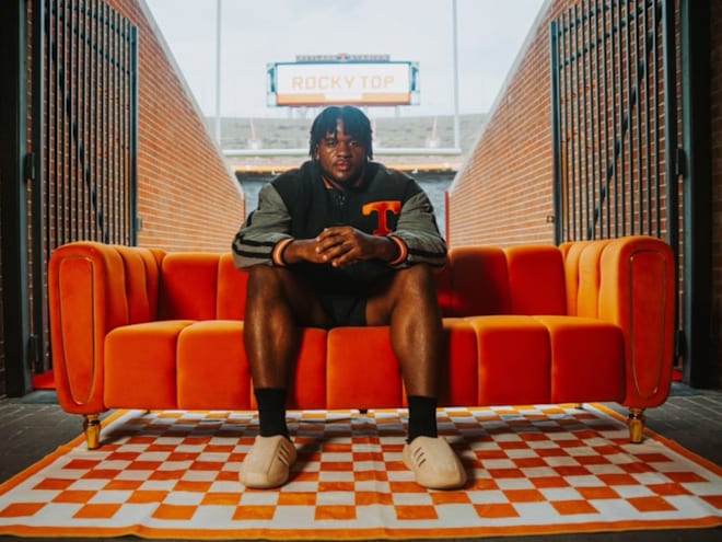 WATCH: Tennessee football OL target throws down dunks in basketball game