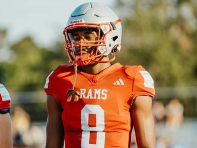 L'Damian Washington has Brian Williams Jr's attention