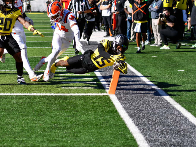 No. 1 Oregon cruises past No. 20 Illinois for 38-9 win